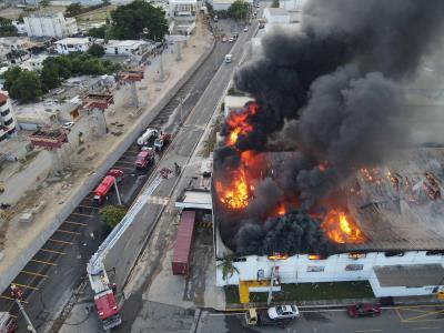 Bomberos siguen extinguiendo el incendio en zona franca de Santiago