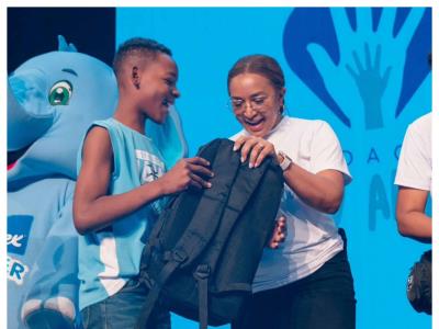 Cantante cristiana Nancy Amancio entrega útiles escolares a niños