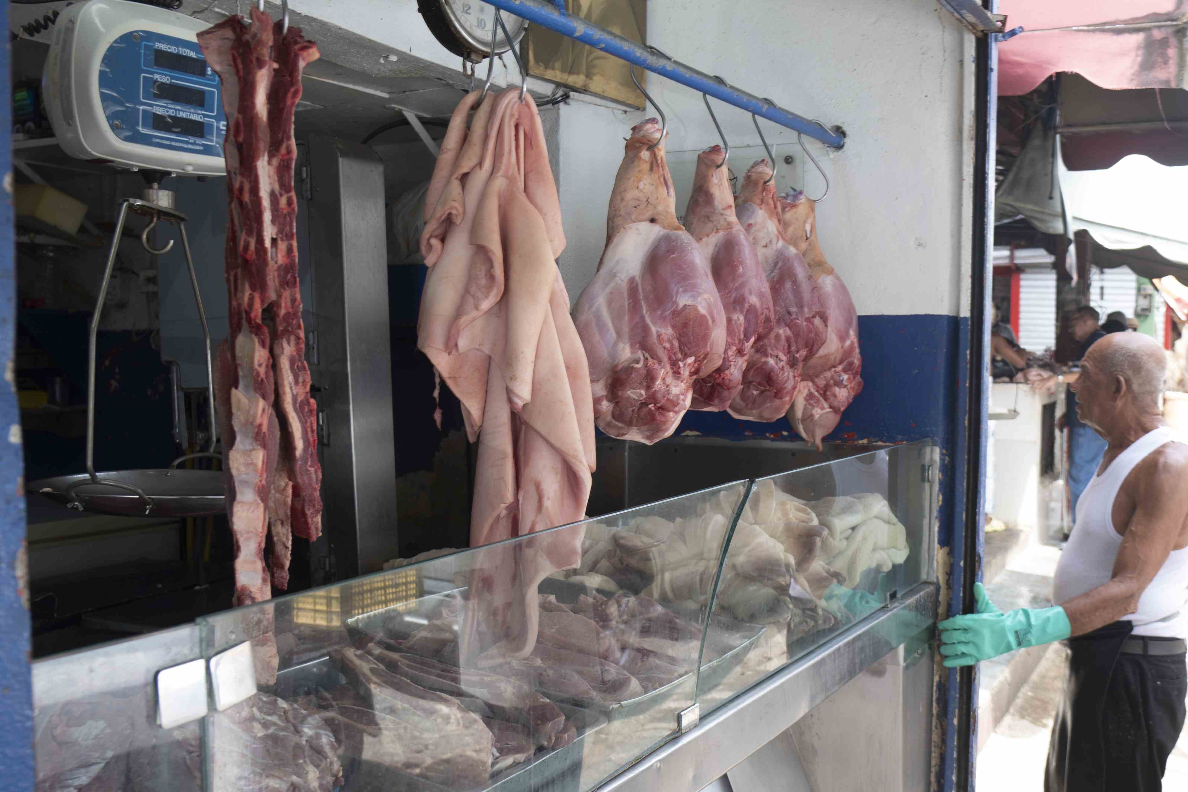 Venta de carne en una carnicería tradicional.