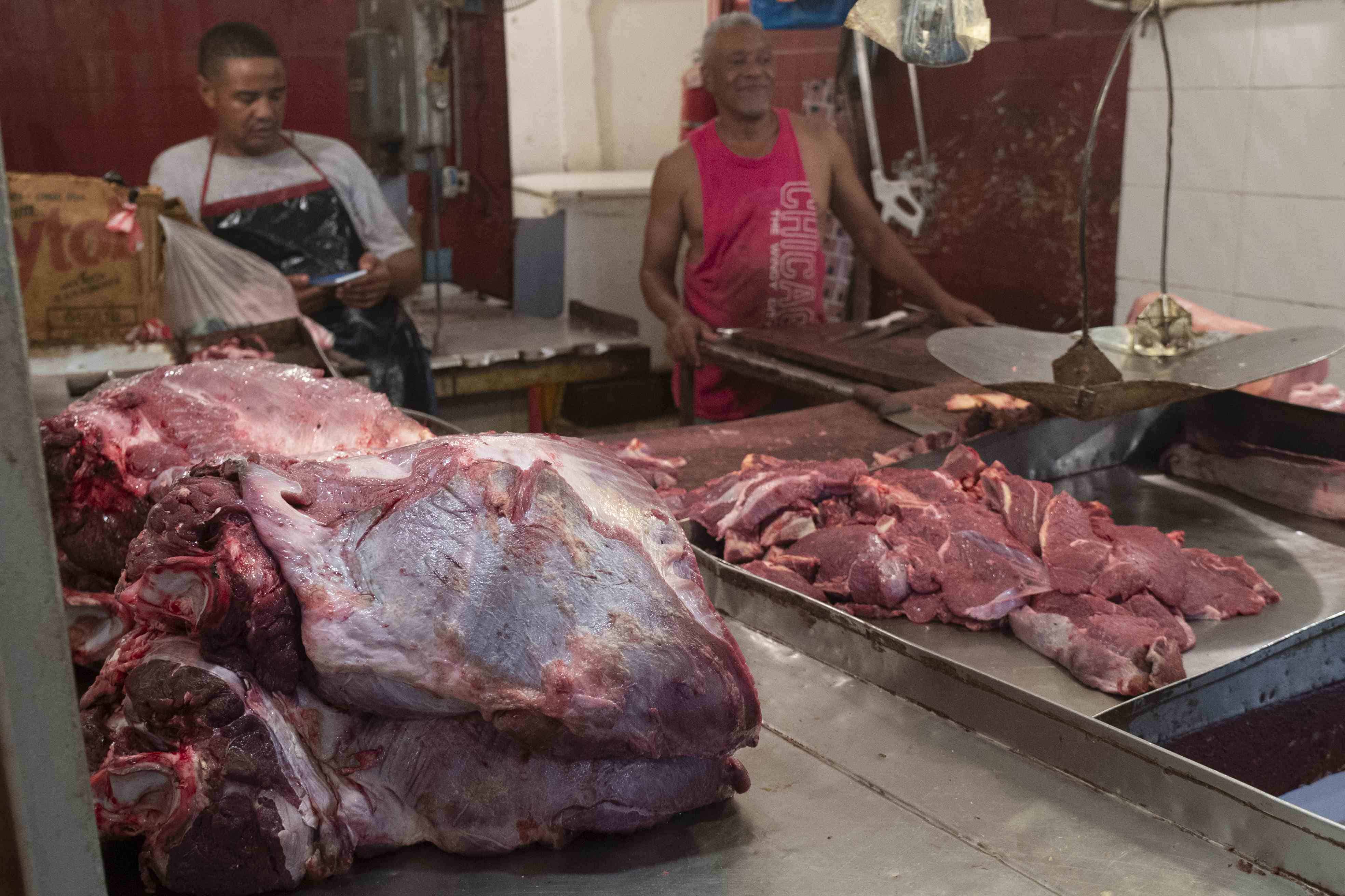 Venta de carne en una carnicería tradicional.