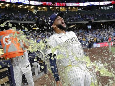 Cerveceros salen de mala racha al vencer 5-4 a Dodgers