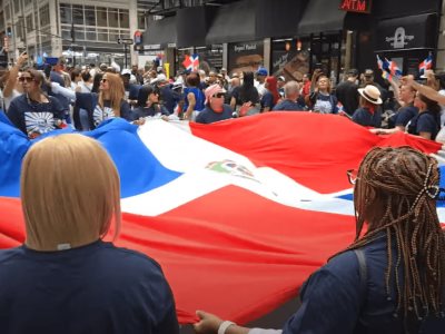 Cientos de dominicanos celebran el Desfile Dominicano en NY