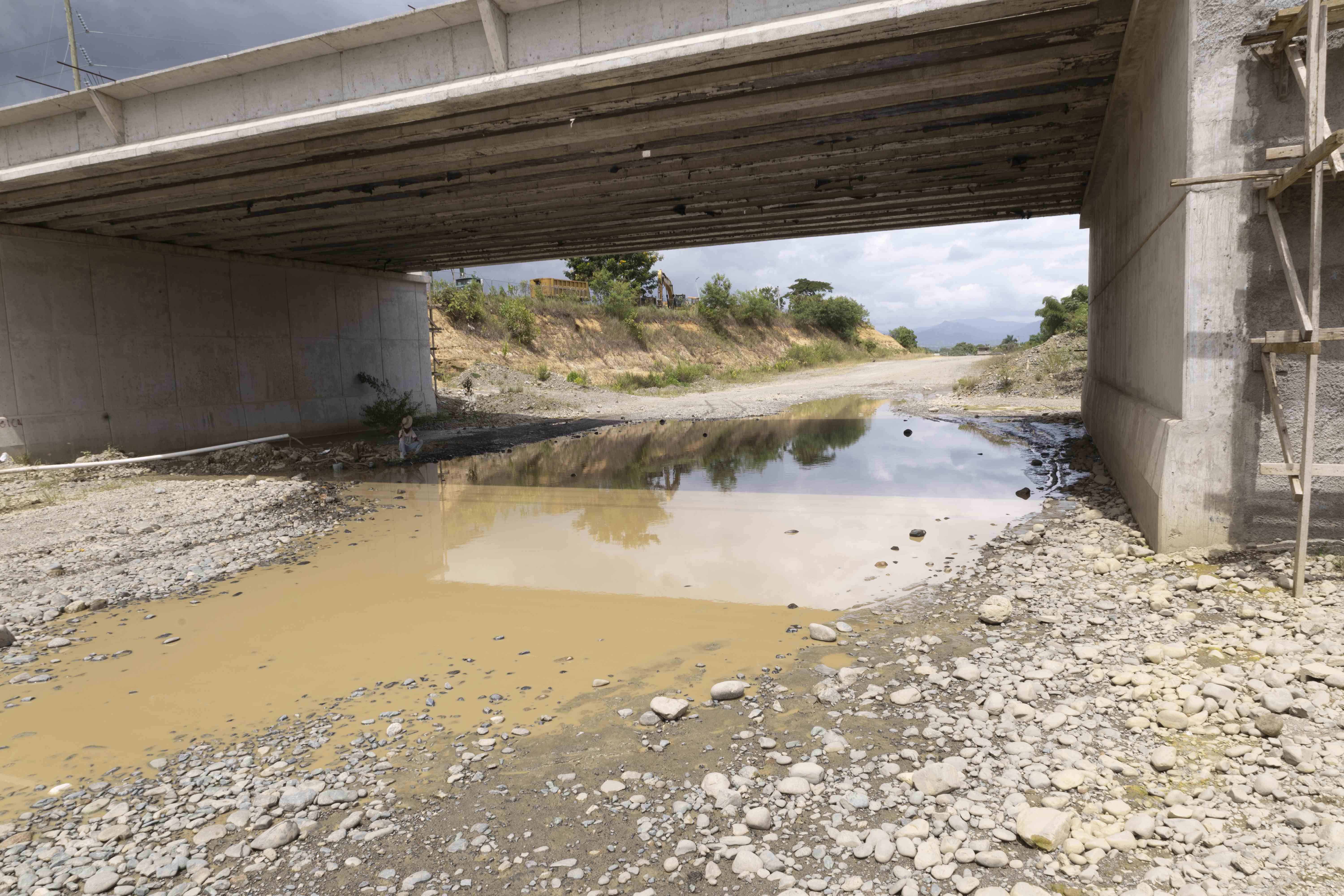 El puente en construcción que atraviera la Circunvalación.