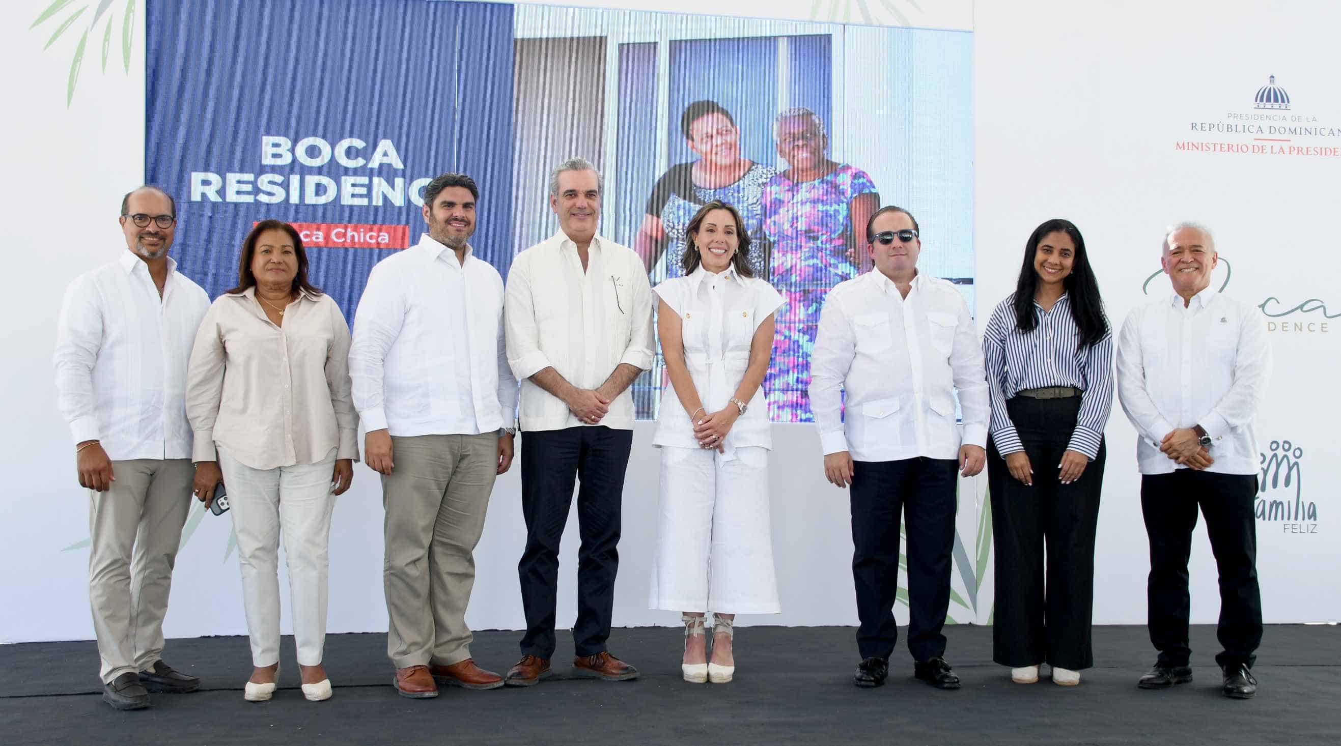 El Presidente de la República Dominicana,  Luis Abinader Corona, acompañado de Ing. Eduardo Melo Paniagua CEO de COMEPSA, Carmen de los Santos de Melo.El Presidente de la República Dominicana, Luis Abinader Corona, acompañado de Ing. Eduardo Melo Paniagua CEO de COMEPSA, Carmen De Los Santos de Melo, funcionarios y ejecutivos.