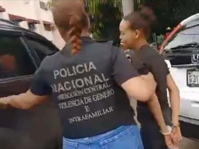 Detienen a mujer por maltrato verbal contra su hija en Duarte