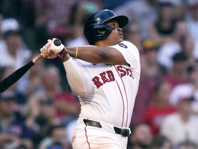 Devers empuja la carrera de la victoria en la décima para Boston