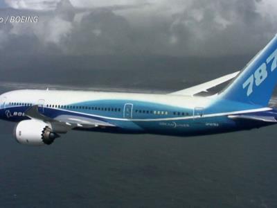 EE.UU. ordena revisar "inmediatamente" 895 aviones Boeing 787