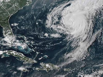 El huracán Ernesto toca tierra en las Bermudas