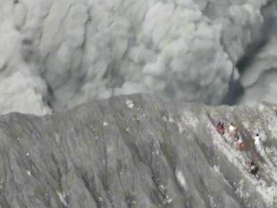 Escaladores escapan a erupción volcánica en Indonesia