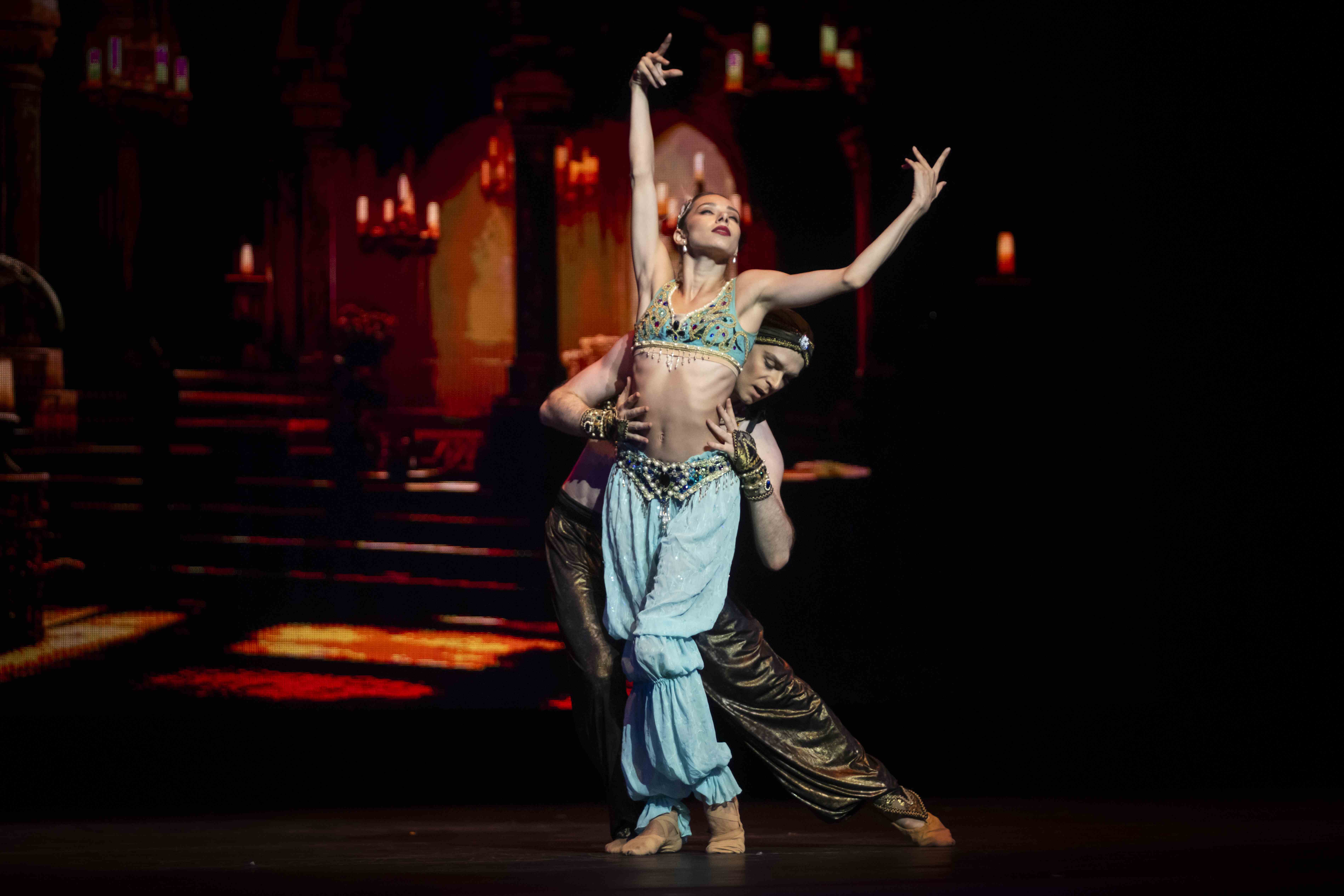 Kseniia Shevtsova y Vladimir Shklyarov en el paso a dos de “Zobeida y el Esclavo Dorado” del ballet Scheherezade.