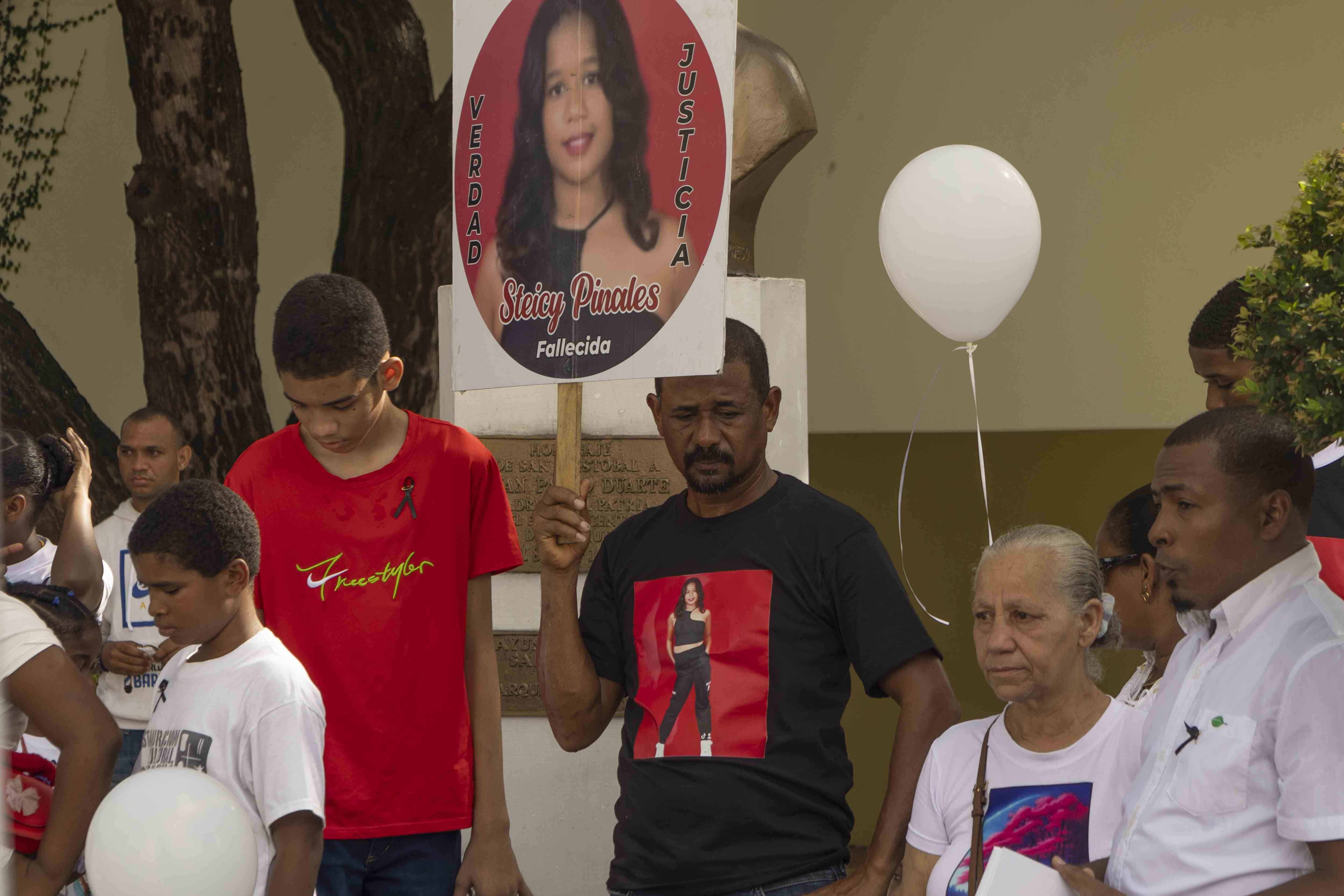 Familiares de vctimade la explosión realziaron una ofrenda floral frente al ayuntamiento de San Cristóbal. 