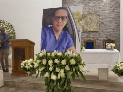 Familiares despiden al médico de Santiago