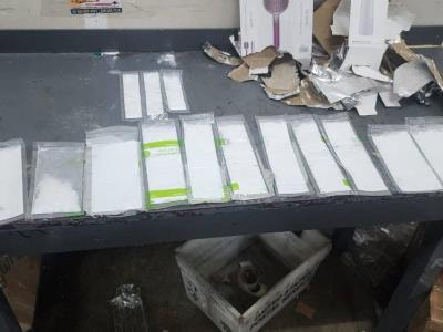 Francés habría ido a retirar 16 láminas de cocaína en Inposdom