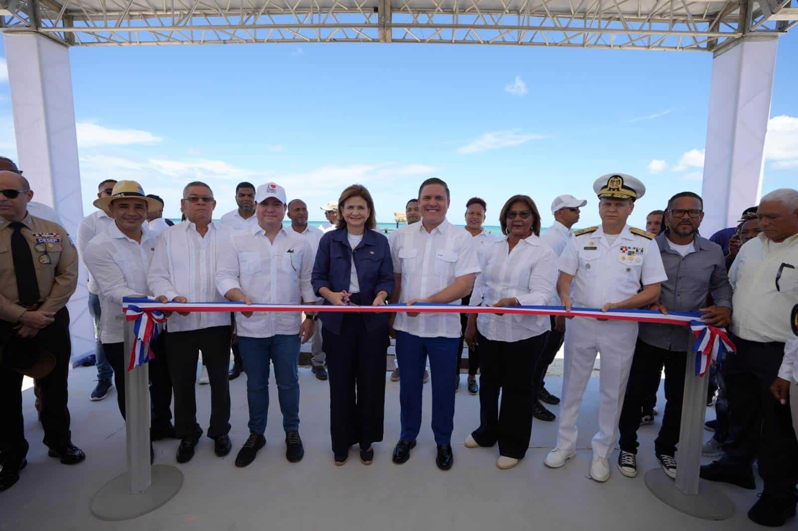 Raquel Peña junto a otros funcionarios. 