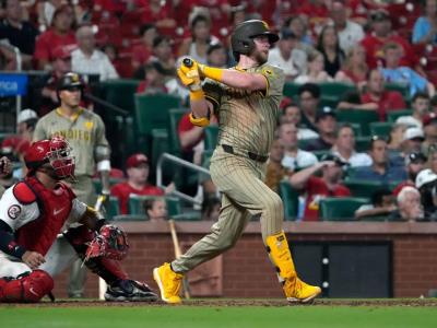 Jake Cronenworth batea hit en triunfo de Padres ante Cardenales