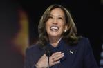 Kamala Harris sube al escenario para la cuarta y última noche de la convención demócrata
