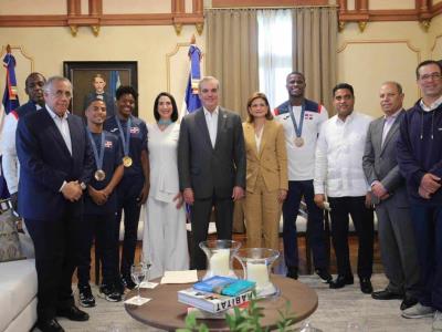 Luis Abinader recibe a medallistas Marileidy, Alcántara y Pinales