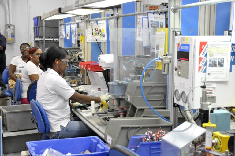 Madres latinas que trabajan son más afectadas por la brecha salarial