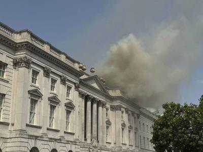 Más de cien bomberos atienden incendio en Somerset House