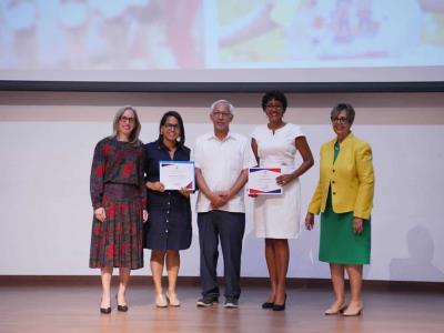 Minerd premia escuelas por sus logros en la alfabetización