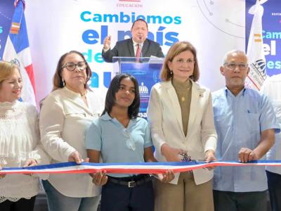 Ministerio de Educación entrega nueva escuela en Santiago