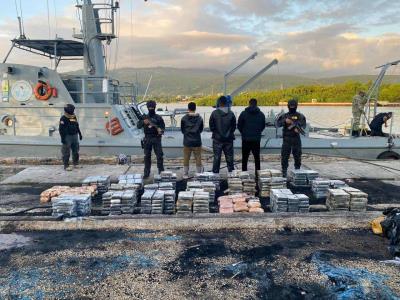 Ocupan más de 500 paquetes de droga; tres personas arrestadas