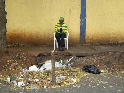 Peatones en peligro en calle del Ensanche La Fe