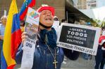 Actas en mano, oposición de Venezuela reivindica victoria en elecciones