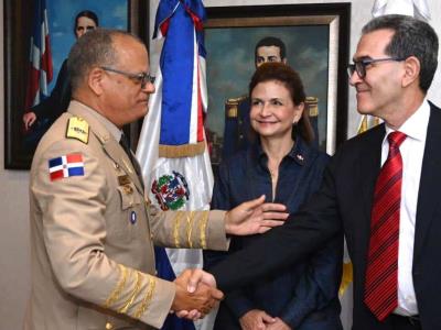 Raquel Peña encabeza toma de posesión nuevo Ministro de Defensa