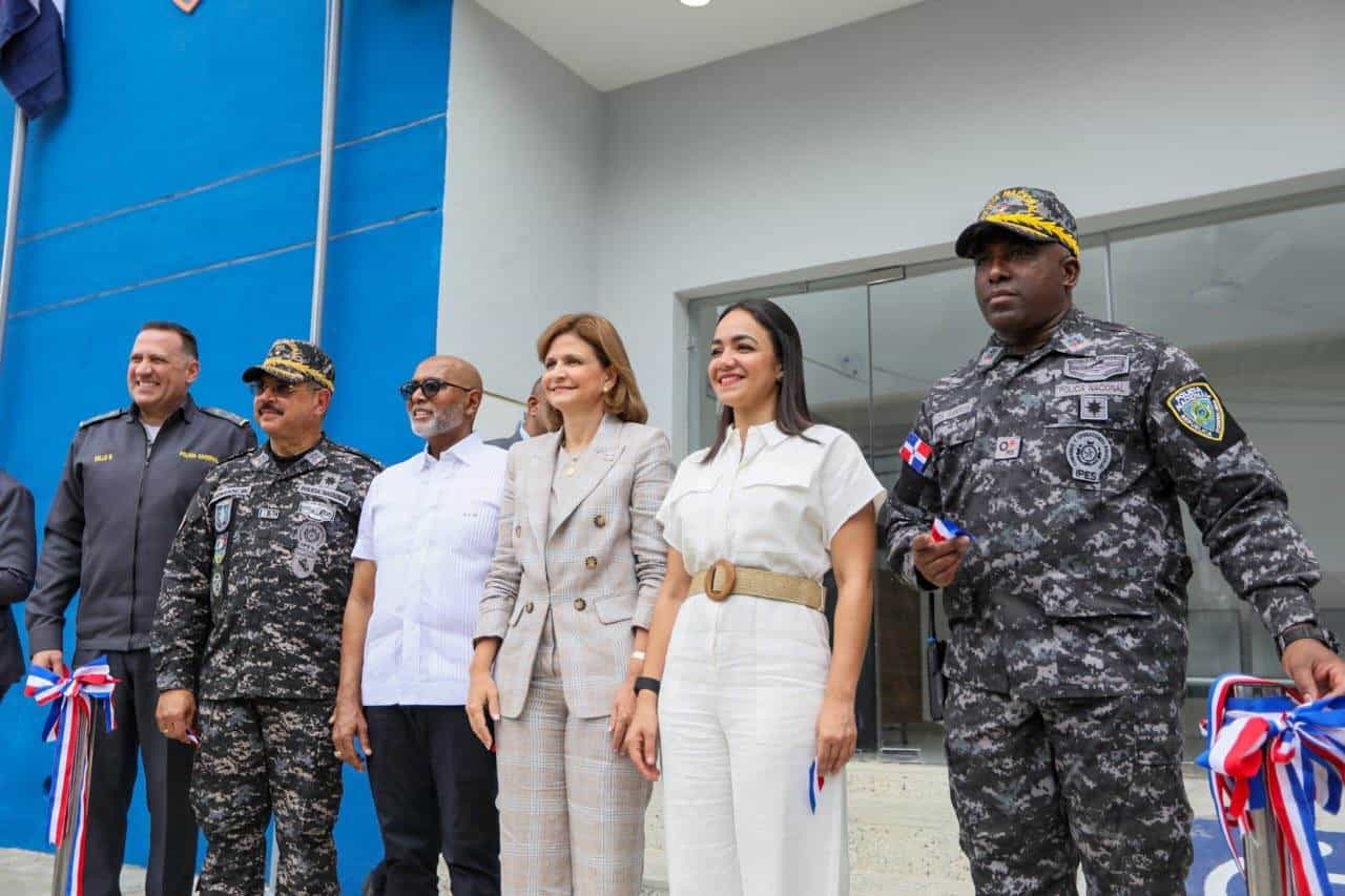 La vicepresidenta Raquel Peña y la ministra de Interior y Policía, Faride Raful, en la entrega del destacamento del ensanche Luperón, en la capital. 