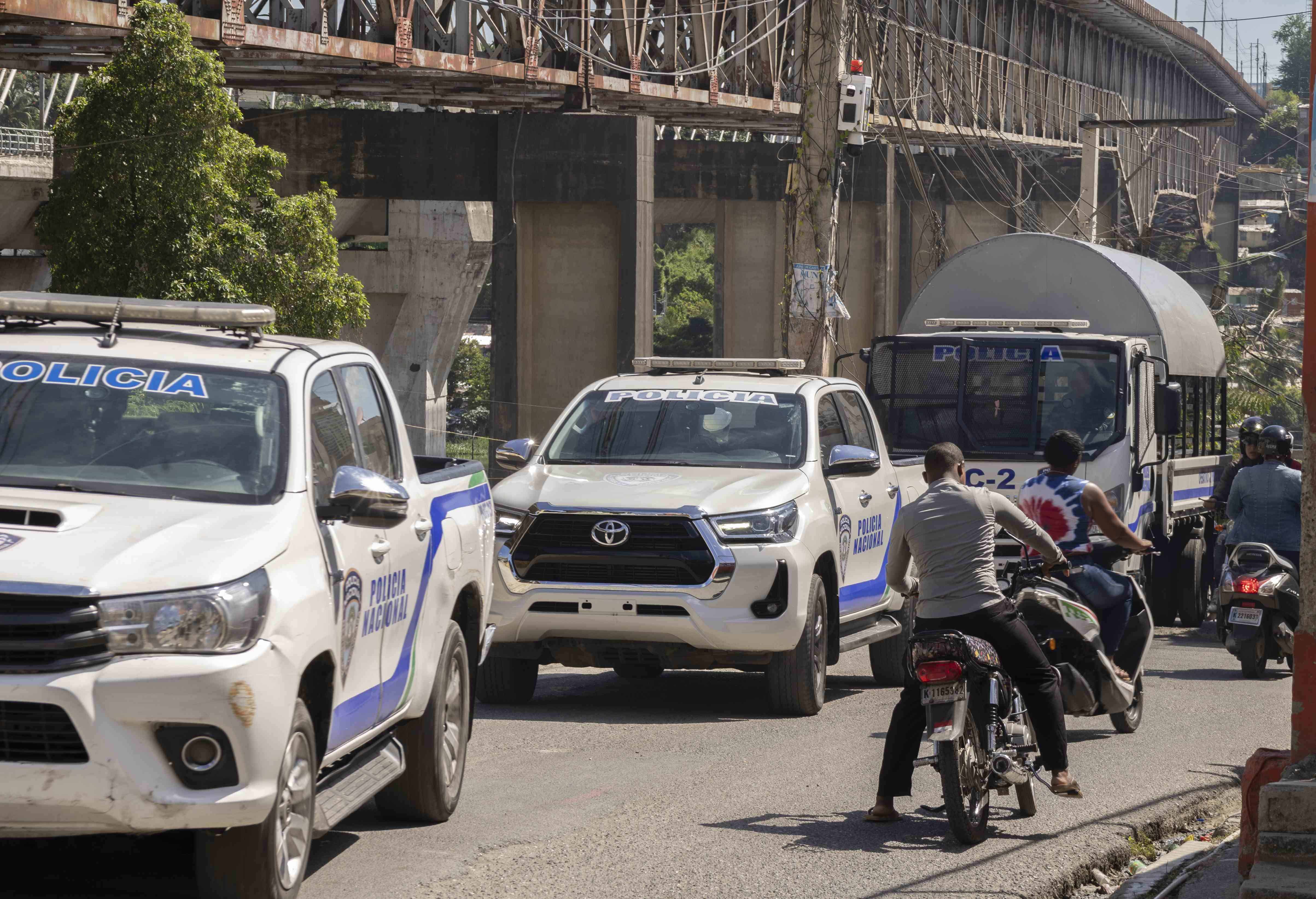 Agentes de la Policía Nacional realizan operativo en la zona. 