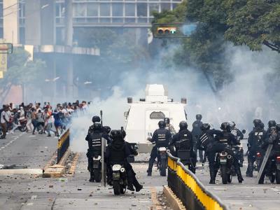 Venezolanos detenidos por protestas son acusados de terrorismo