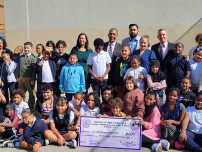 Adriano Espaillat aporta fondos federales para escuela de NY