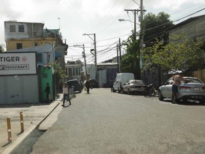 Agentes de la Policía Nacional dispararon al aire tras ser atacados