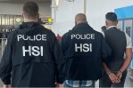 Cuatro auxiliares de vuelos acusados de contrabandear US$8 millones desde NY a República Dominicana