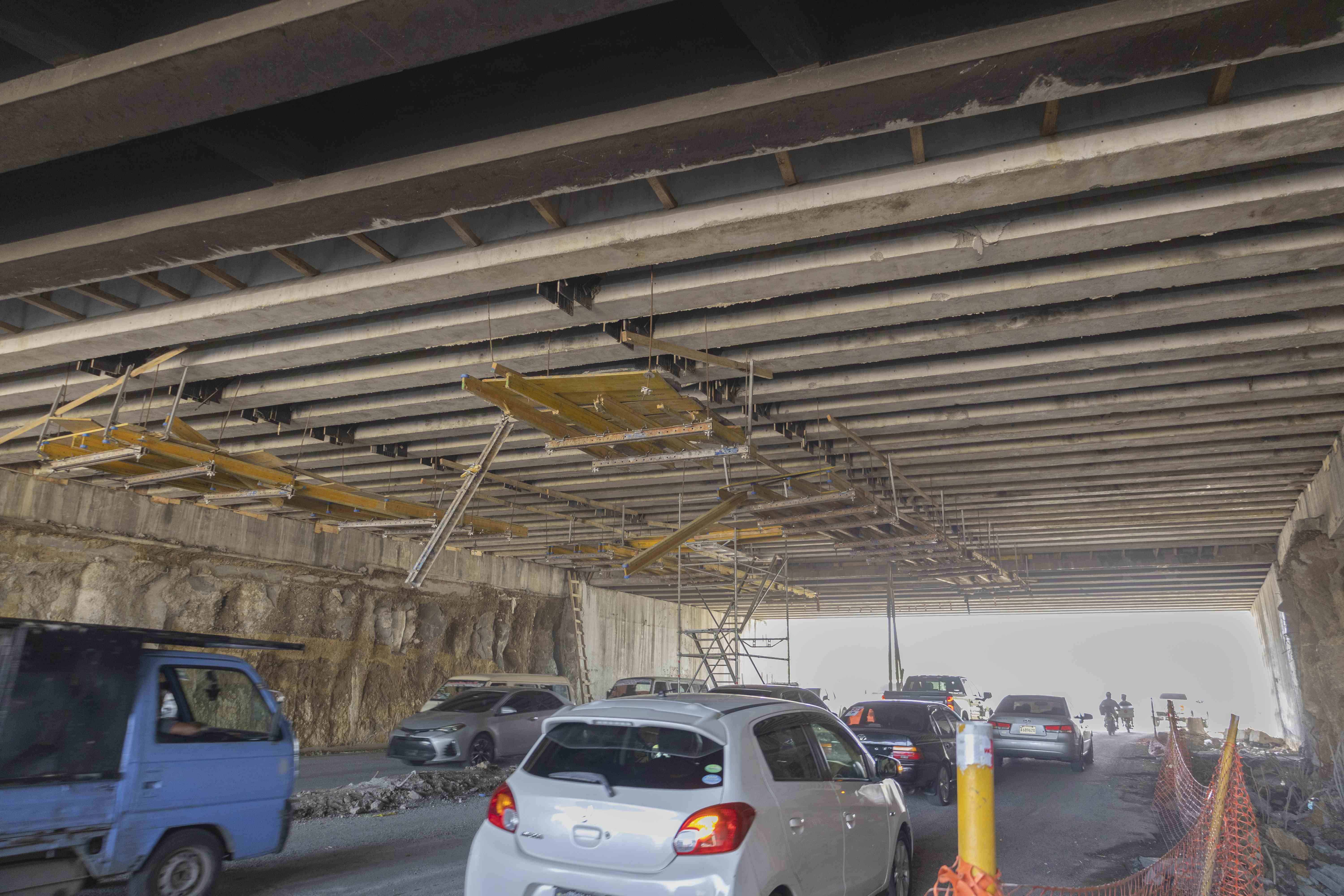 Los trabajos debajo del puente de la Luperón con autopista Duarte, han sido impactado por camiones. 