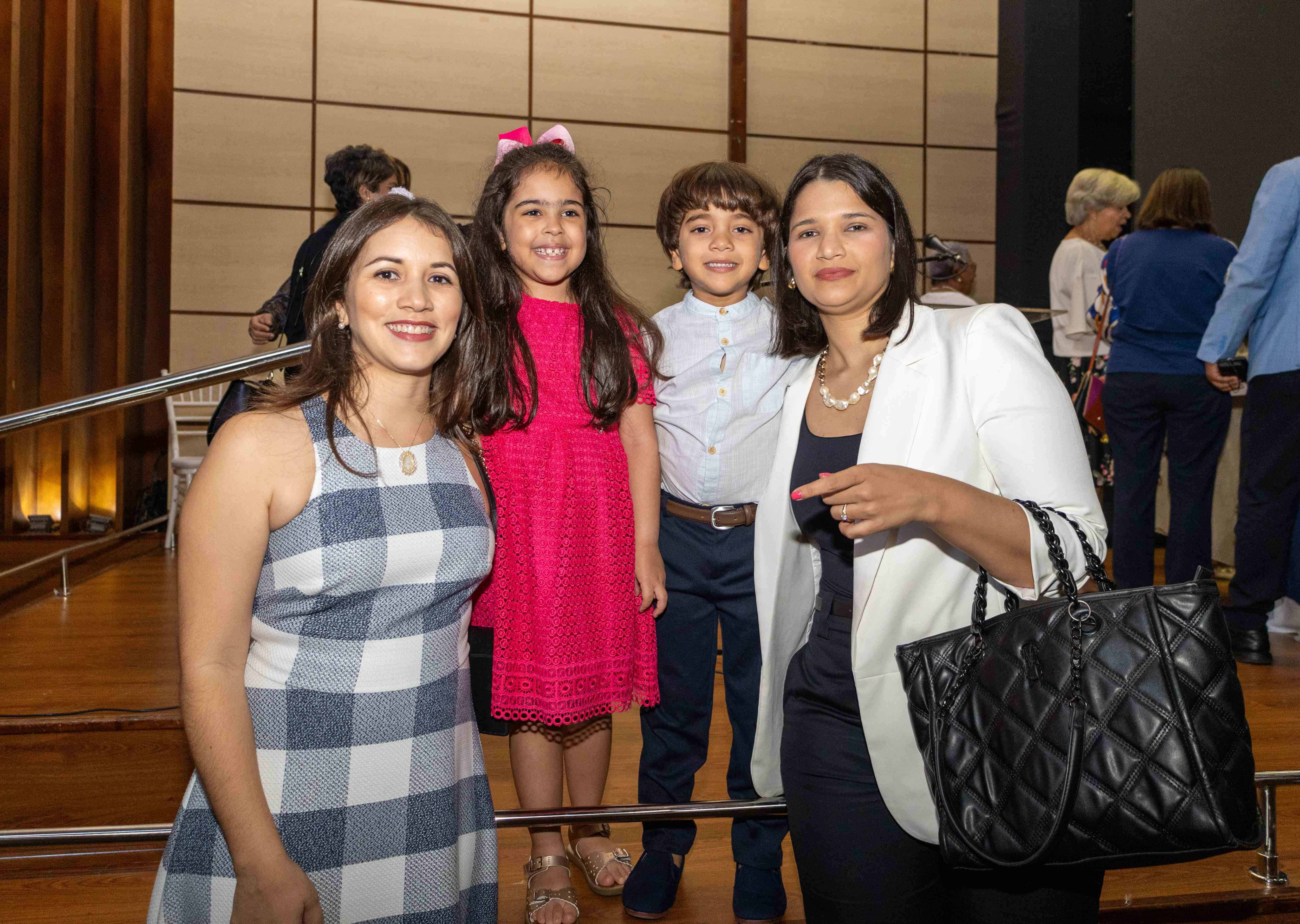 Ana Karen Peralta, Olivia María Guzmán, Adrian Antonio Guzmán y Marianne Olivares. 