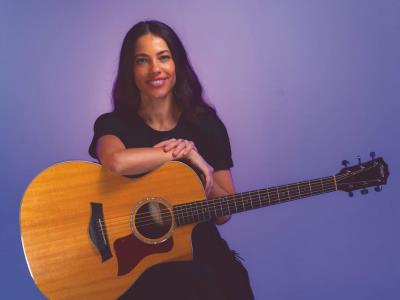 Debi Nova presenta nuevas canciones