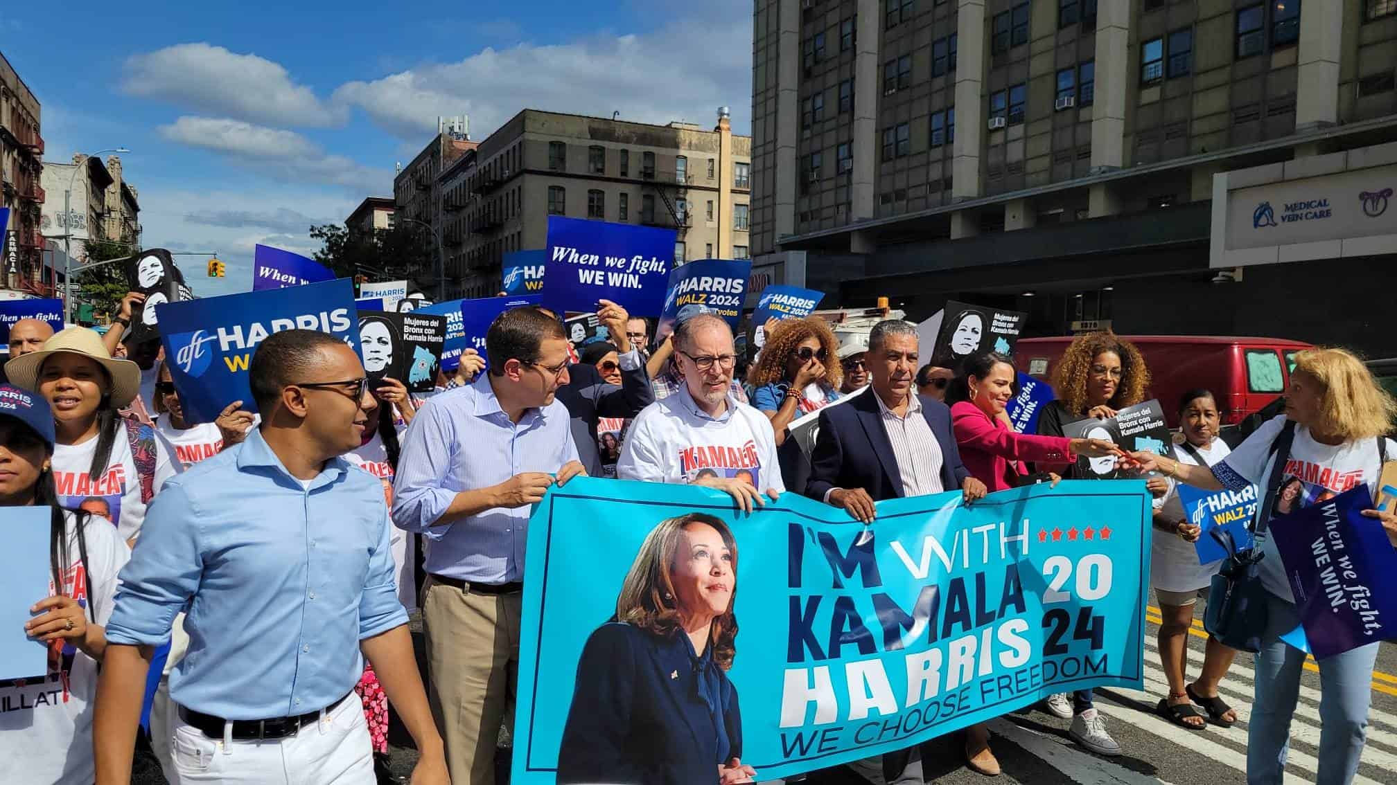 Dominicanos muestran apoyo a Kamala Harris.