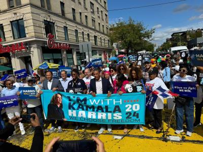 Dominicanos muestran apoyo a Kamala Harris durante marcha