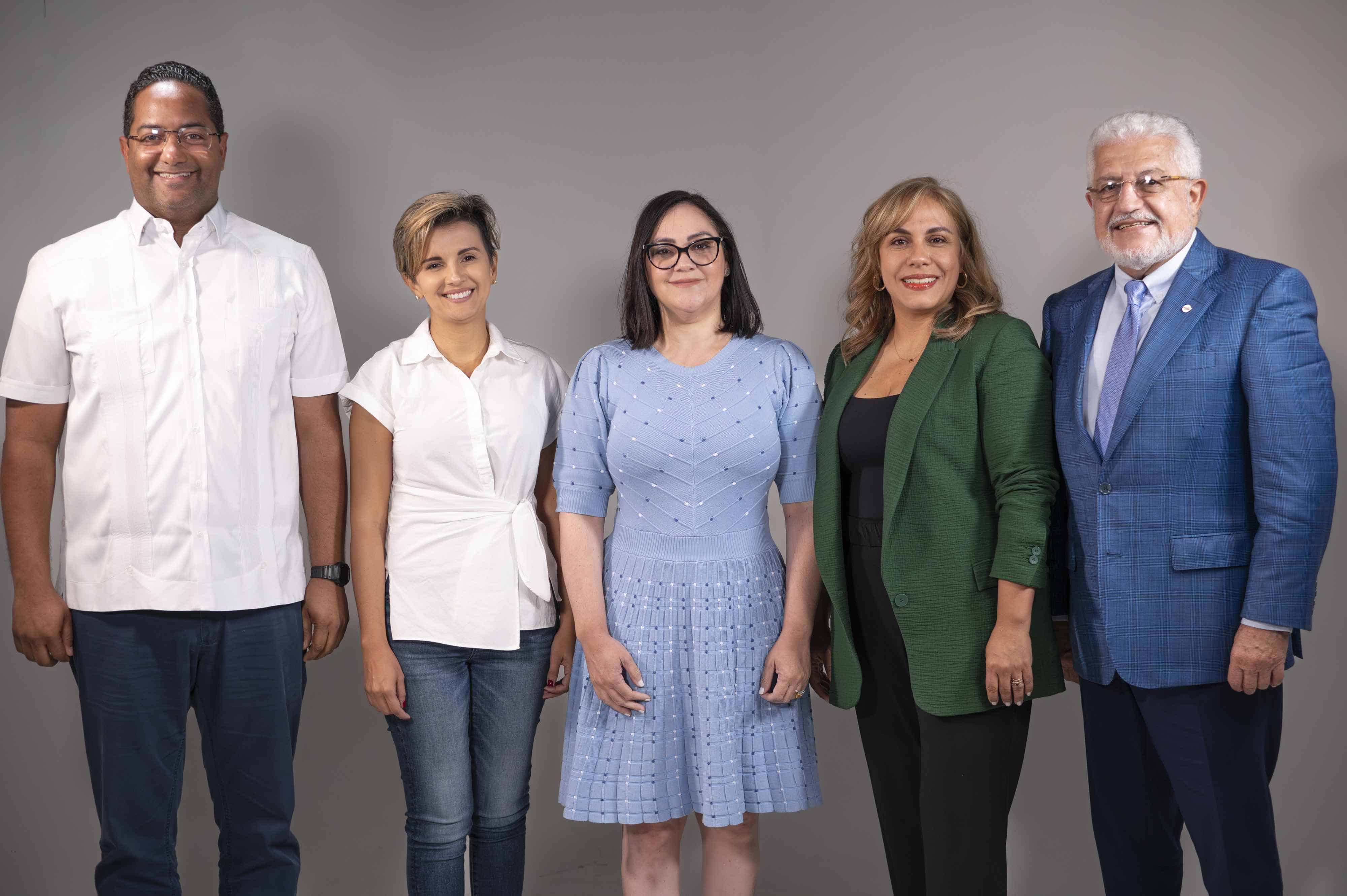 Benny Metz, Lidia Rojas, Elizabeth Mena, Arlene Reyes y Ángel Baliño visitaron la redacción de Diario Libre.