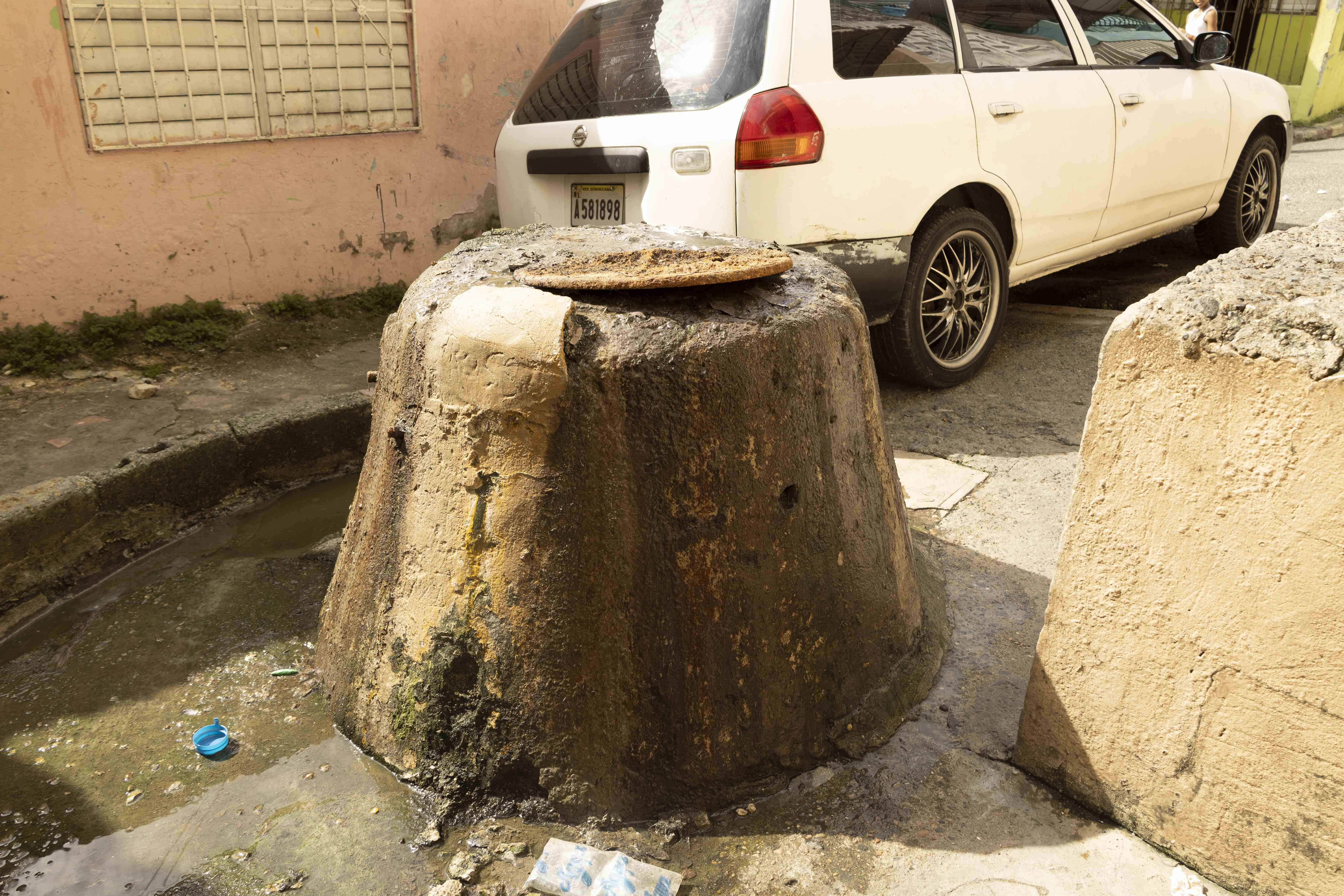 Registro por donde brota materia fecal de manera permanente en Guachupita.