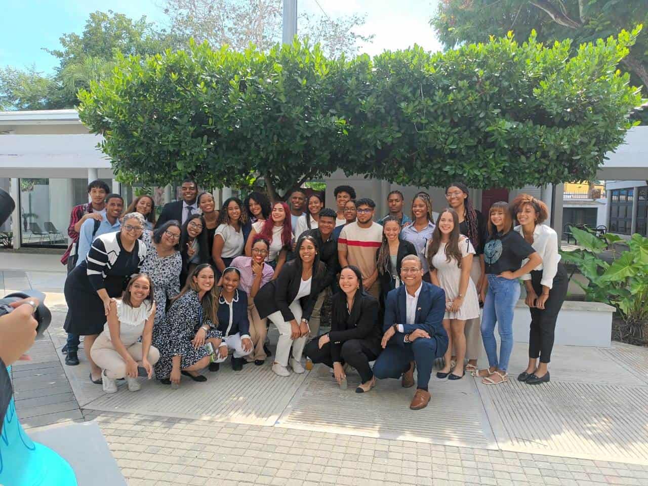 Foto de grupo de los estudiantes con el secretario de Estado de los Estados Unidos.