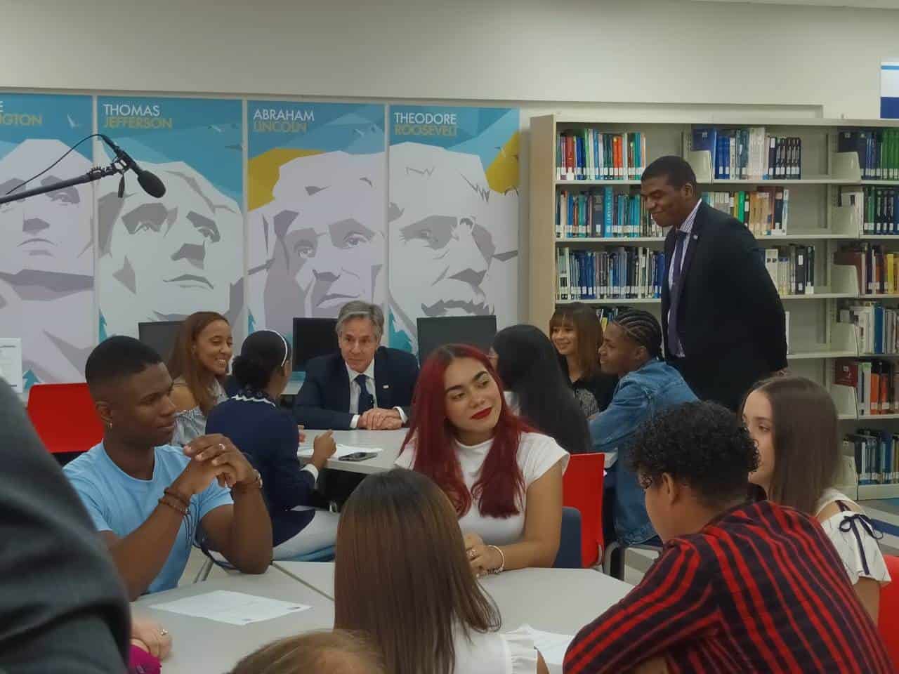 Estudiantes comparten con el secretario de Estado de los Estados Unidos, Antony Blinken.