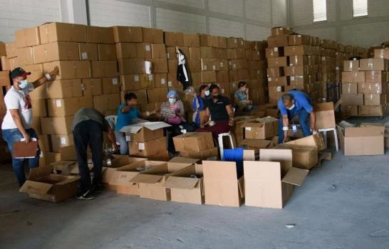 Cajas llenas de materiales en el almacen.