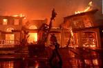 Incendio forestal cerca de Los Ángeles se expande rápidamente y arrasa decenas de casas