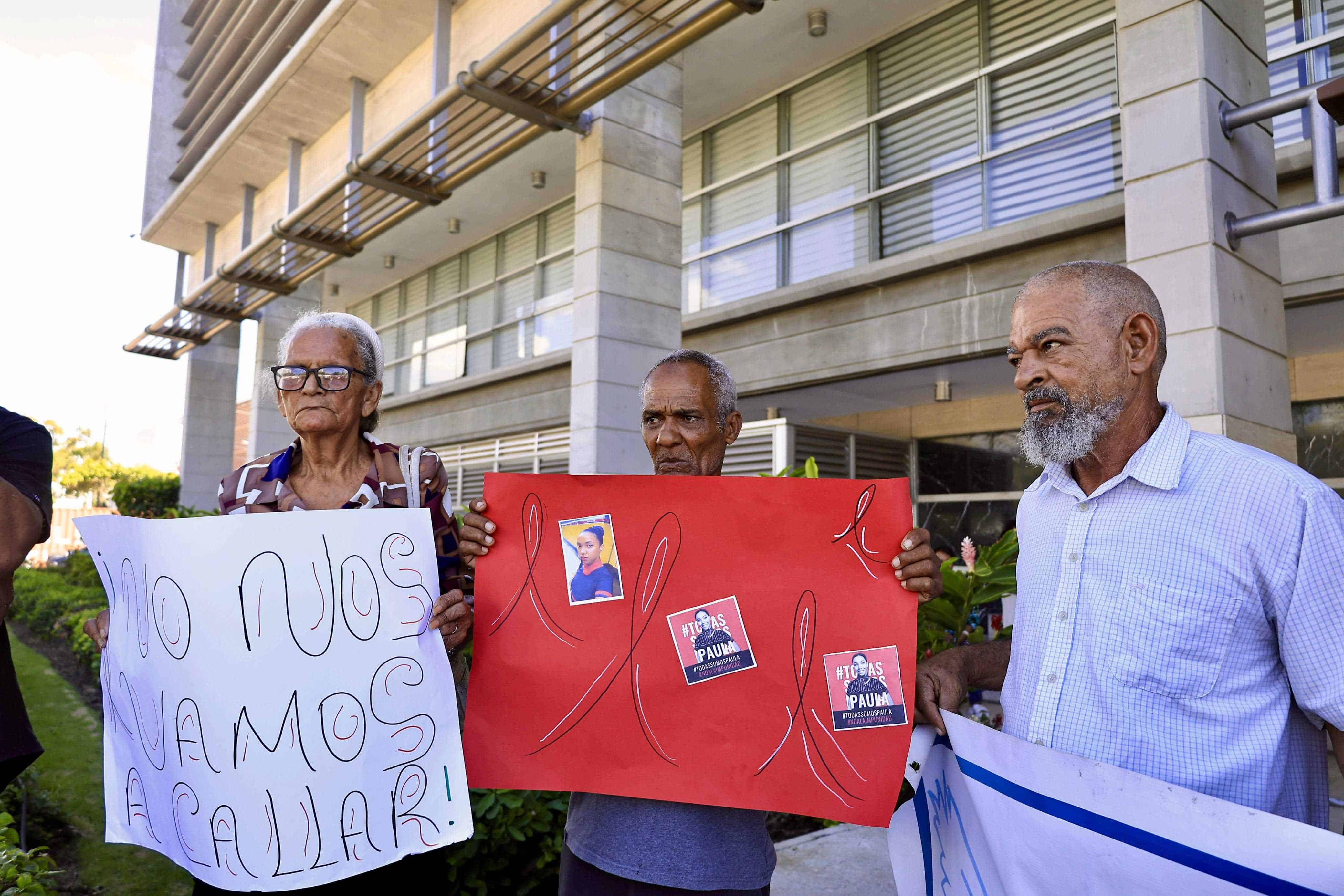 Con pancartas cientos de personas se dirigieron hacia PGR en reclamo de justicia. 