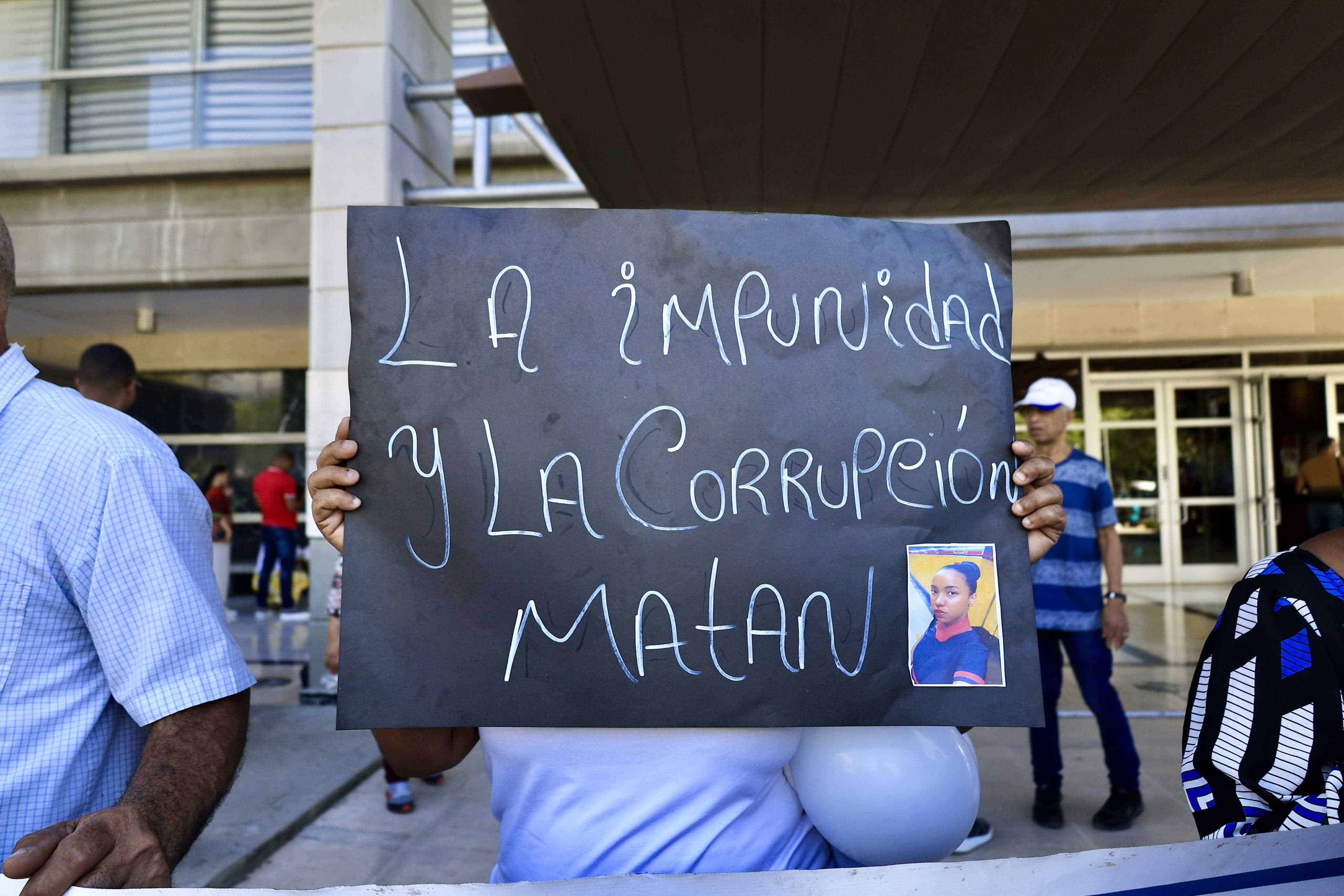 Los manifestantes se apersonaron a las afueras del PGR. 