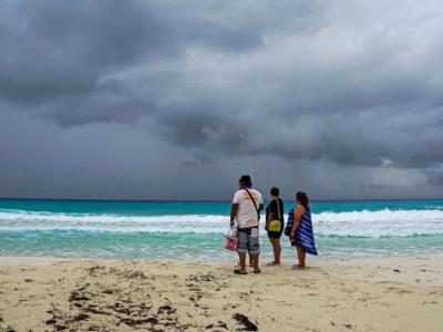 La tormenta Helene pasa frente a la península de Yucatán