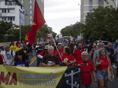 Manifestantes se quejan de apagones en Puerto Rico